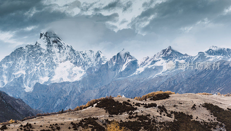 五彩缤纷的自然景观，亚丁/香格里拉山的秋天，中国，西藏